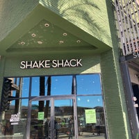 รูปภาพถ่ายที่ Shake Shack โดย Luke U. เมื่อ 1/12/2023