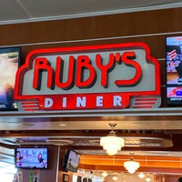 Foto tomada en Ruby&amp;#39;s Diner  por Luke U. el 7/13/2021