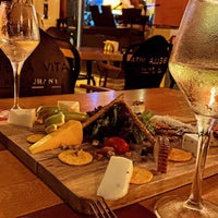 Das Foto wurde bei Bella Vita Restaurant &amp;amp; Bar von Zeynep am 6/6/2022 aufgenommen