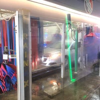 Foto diambil di White Glove Car Wash oleh Todd P. pada 6/15/2018