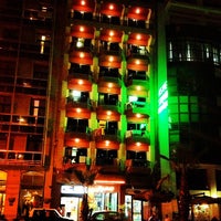Foto diambil di 115 The Strand Hotel by NEU Collective oleh Елена Я. pada 8/1/2013