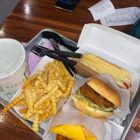 Photo taken at Shake Shack by Rawan on 2/3/2023