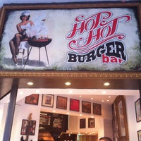 Foto tomada en Hot Hot Burger Bar  por Tourani N. el 7/17/2013
