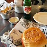 Photo taken at Buddies Burger &amp;amp; Beer by Thiago S. on 9/1/2017