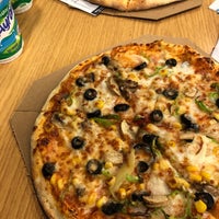 Photo taken at Domino&amp;#39;s Pizza by Yoghmfföl on 11/14/2019