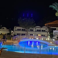 Foto diambil di Avra Beach Resort Hotel &amp;amp; Bungalows oleh Niels B. pada 4/23/2022