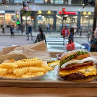 Photo taken at Shake Shack by Luciano C. on 9/20/2022