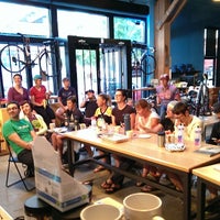 Das Foto wurde bei Portland Bicycle Studio von Molly C. am 7/28/2014 aufgenommen