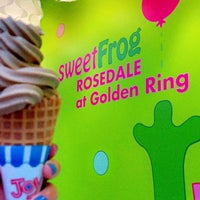 Photo taken at sweetFrog Premium Frozen Yogurt by 𝕽 👑 ✨ on 9/7/2021