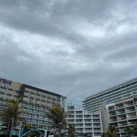 Foto diambil di Hard Rock Hotel Cancún oleh Jamili R. pada 7/20/2022