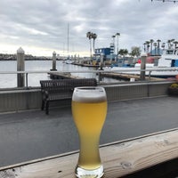 Foto diambil di King Harbor Brewing Company Waterfront Tasting Room oleh Antônio I. pada 5/10/2019