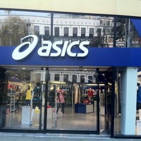 Foto tirada no(a) ASICS Flagship Store Amsterdam por Mike W. em 2/20/2011