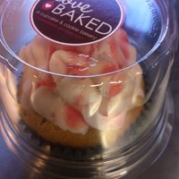 Снимок сделан в Lovebaked Cupcake and Cookie Bakery пользователем Alysa B. 6/26/2012