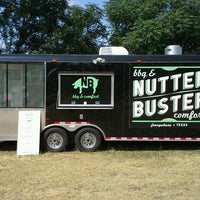 รูปภาพถ่ายที่ Nutter Buster BBQ &amp; Comfort โดย Lindsey N. เมื่อ 7/18/2013