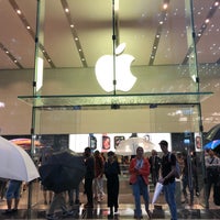 Photo taken at Apple Omotesando by A L E X on 9/21/2018