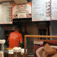 Foto tirada no(a) Dos Burritos Mexican Restaurant por A L E X em 10/30/2017