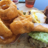 Foto diambil di BurgerFi oleh Bill E. pada 4/7/2016