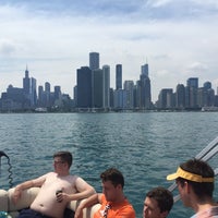 Foto tomada en Tiki Boat Chicago  por Eric R. el 7/21/2017