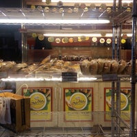 รูปภาพถ่ายที่ Kuki Donuts &amp;amp; Bakery โดย cisca เมื่อ 6/14/2018