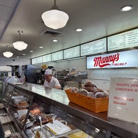 Foto scattata a Manny&amp;#39;s Cafeteria &amp;amp; Delicatessen da Iyad K. il 11/25/2022