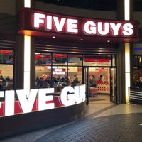 Foto tirada no(a) Five Guys por Erinc E. em 1/27/2018