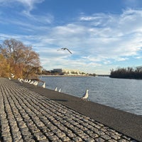 Foto tomada en Georgetown Waterfront Park  por M M. el 11/30/2023