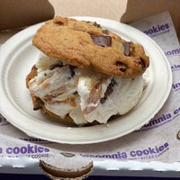 Photo taken at Insomnia Cookies by H A N I 🇸🇦 🇺🇸 on 10/22/2020