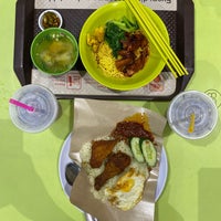 Photo taken at Tanjong Pagar Plaza Market &amp;amp; Food Centre by Bin W. on 7/8/2022