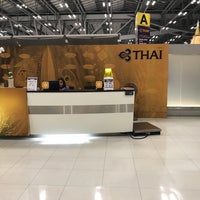 Photo taken at Thai Airways (TG) Check-in (Royal First) by Bin W. on 8/2/2018