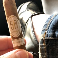 Foto tirada no(a) Silver Leaf Cigar Lounge por Austin em 5/2/2018
