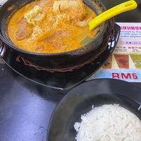 Photo taken at Kam Long Curry Fish Head 金龙咖哩鱼头 by abbie lim on 12/30/2023