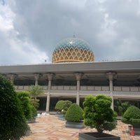 Photo taken at Masjid KLIA (Sultan Abdul Samad Mosque) by Mohd Hilmi I. on 10/18/2022