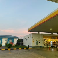Photo taken at Shell by Mohd Hilmi I. on 6/26/2022
