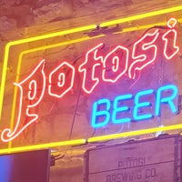 Foto tirada no(a) Potosi Brewing Company por Tina S. em 12/13/2022