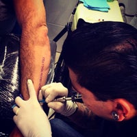Foto tirada no(a) Body Art Tattoo por julian a. em 12/11/2014