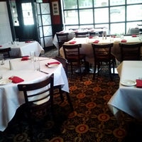 Foto tomada en Renato&#39;s Restaurant  por Morgan W. el 5/18/2013