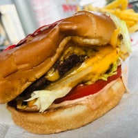 Photo taken at In-N-Out Burger by 嘉雯 on 9/15/2020