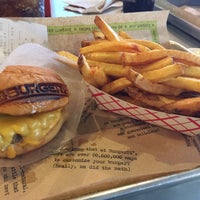 รูปภาพถ่ายที่ BurgerFi โดย Kelsey J. เมื่อ 2/28/2015