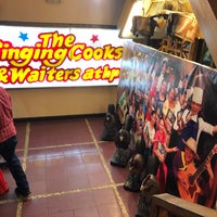 รูปภาพถ่ายที่ The Singing Cooks and Waiters Atbp โดย Jerome C. เมื่อ 12/21/2017