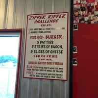 4/18/2016 tarihinde Leslie D.ziyaretçi tarafından Dave&amp;#39;s Burger Barn'de çekilen fotoğraf