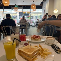 Photo taken at Circle Cafe سيركل كافيه by Dana on 3/5/2022