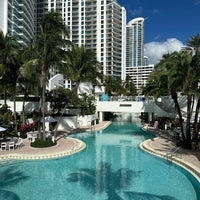 Снимок сделан в Pool at the Diplomat Beach Resort Hollywood, Curio Collection by Hilton пользователем Hard R. 1/25/2023