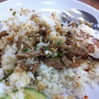 Photo taken at ร้านนิอร หอยทอด ผัดไท อาหารตามสั่ง by Wut B. on 10/29/2014