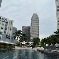 Photo taken at Swimming Pool | Mandarin Oriental, Singapore by Sarah K. on 9/13/2022