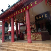 Photo taken at Hiang Foo Siang Temple 玄夫仙庙 by Eugene Z. on 6/29/2013