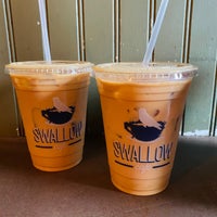 Foto tirada no(a) Swallow Café por kat em 5/30/2021