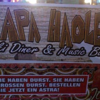 Foto tomada en Hapa Haole - Tiki Diner &amp;amp; Music Bar  por Sylvia N. el 7/13/2013