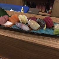 รูปภาพถ่ายที่ sushimou โดย Maria K. เมื่อ 6/9/2016