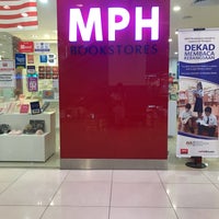 Photo taken at MPH Bookstore by Cnan Sineeya P. on 9/11/2019