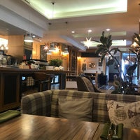 11/15/2019 tarihinde Еркен С.ziyaretçi tarafından Leo&amp;#39;s Cafe &amp;amp; Terrace'de çekilen fotoğraf